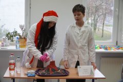 foto_7 dwoje pomocników Św. Mikołaja prezentujący "wulkan Św. Mokołaja" (wulkan z masy solnej oraz roztwór wody, octu i sody oczyszczonej)
