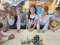uczennice opowiadają o swojej pracy z klocków LEGO