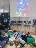 uczniowie zrelaksowani – rozłożeni na podłodze słuchają audiobooka