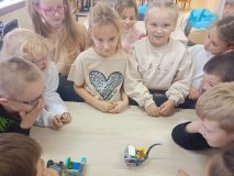 uczennice opowiadają o swojej pracy z klocków LEGO