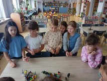 grupka uczniów opowiada pozostałym o swoim projekcie