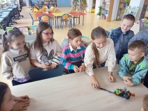 uczennice opowiadają o swojej pracy z klocków LEGO