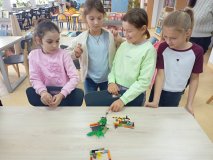 uczennice opowiadają o swojej pracy z klocków LEGO
