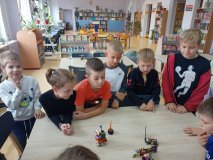 grupka uczniów opowiada pozostałym o swoim projekcie