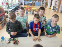 uczniowie prezentują pozostałym swój projekt z klocków LEGO