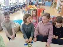 uczennice opowiadają o swojej pracy z klocków LEGO