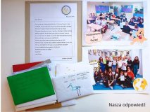 Zestaw wysłany jako odpowiedź do Tanzanii – dwa grupowe zdjęcia klasy 6d, list oraz osobno w kolorowych kopertach listy od uczniów klasy 6d.