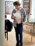 uczeń w trakcie prezentacji rapowanego tekstu lektury przygotowanego przez drużynę
