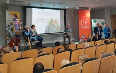 Na scenie Mediateki autorzy publikacji „Zatruty kielich” – Pani Zuzanna Orlińska, Pan Piotr Wakuła oraz ilustrator Pan Mikołaj Kemler. Po prawej stronie od sceny, Prezydent Miasta Płocka Pan Andrzej Nowakowski oraz Pani Joanna Banasiak, Dyrektor Książnicy Płockiej