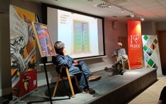 Na scenie Mediateki autor publikacji „Zatruty kielich” – Pan Piotr Wakuła oraz ilustrator Pan Mikołaj Kemler. W tle slajd prezentacji przedstawiający „pewne bardzo ważne drzwi”.
