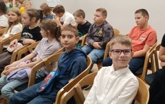 Uczniowie klasy 4e uczestniczący w spotkaniu autorskim na widowni Mediateki