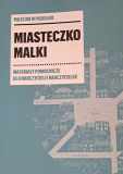 Okładka publikacji dla nauczycieli z czarnym napisem Miasteczko Malki na różowo - niebieskim tle. i