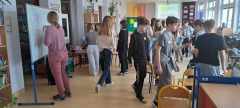 Uczniowie rozwiązujący zadania np. piszą na tablicy, wykonują karty pracy.