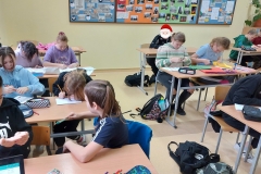 Uczniowie przygotowują karty świąteczne.