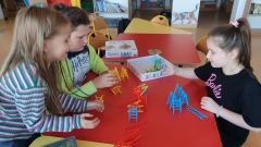 Uczniowie grają w gry planszowe w ramach akacji Tydzień z planszówkami w bibliotece szkolnej.