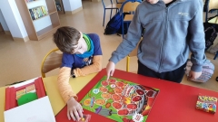 Uczniowie grają w gry planszowe w ramach akacji Tydzień z planszówkami w bibliotece szkolnej.