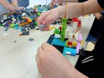 Konstrukcja z klocków LEGO przedstawiająca Akademię Pana Kleksa.