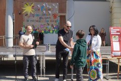 Przewodniczący Rady Rodziców wręcza nagrodę laureatowi konkursu.