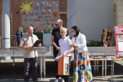 Przewodniczący Rady Rodziców oraz organizatorzy konkursu wręczają  nagrodę laureatowi .