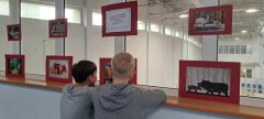 Uczniowie z zaciekawieniem oglądają prace Pani Agnieszki Bytner.