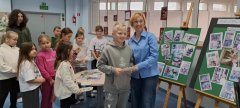 Pani Beata Szymczak wręcza nagrody za udział w konkursie.