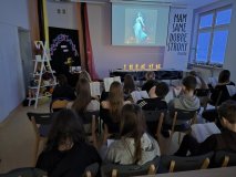 Uczniowie klas siódmych oglądają stworzony dzięki sztucznej inteligencji film, który towarzyszył wspólnemu czytaniu  „Dziadów ” Adama Mickiewicza.