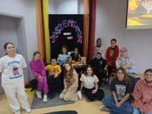 Uczniowie z kółka bibliotecznego „Zabookowani” stworzyli kącik chill&read „Jesieniara”.