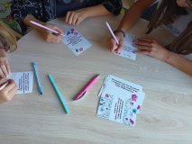Uczniowie przygotowują literackie życzenia dla swoich ulubionych nauczycieli z okazji Dnia Nauczyciela.