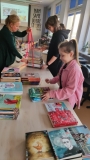 Grupa dzieci podczas przygotowań do imprezy „Mikołajki w bibliotece!”