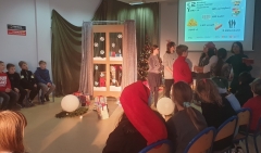 Na tle zimowej dekoracji uczniowie i wicedyrektor szkoły Agnieszka Gawlińska bawią się w "ciepło - zimno".