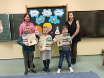 Wspólne zdjęcie uczestników – reprezentantów klas pierwszych z jurorami.