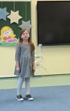 Uczennica klasy Ia - Kornelia Ostrowska, podczas występu.