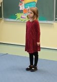 Uczennica klasy If - Jadwiga Ochman, podczas występu.