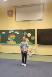 Uczennica klasy IIIa - Laura Nanartowicz, podczas występu.