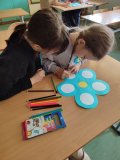 fot.2 Uczennice klasy 5b podczas wykonywania jednego z zadań.