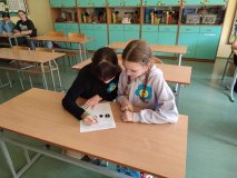 fot.3 Uczennice klasy 5b podczas wykonywania jednego z zadań.