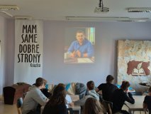Autor projektu Paweł Śmigała, jako postać stworzona przez sztuczną inteligencję, zapowiadająca film „Nobel dla ONZ”.