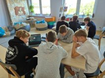 Praca z komputerami uczniów klasy 8f podczas wyszukiwania informacji do wypełnienia krzyżówki.