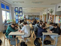 Praca z komputerami uczniów klasy 8e podczas wyszukiwania informacji do wypełnienia krzyżówki.
