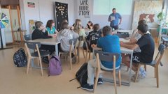 Podsumowanie lekcji i rozwiązanie krzyżówki przez nauczyciela Pawła Śmigałę i uczniów klasy 8a. 