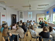 Kadr z filmu „Nobel dla ONZ” przedstawiający jeden z wynalazków Alfreda Nobla – detonator do kontrolowanych wybuchów. 