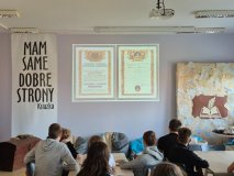 Kadr z filmu „Nobel dla ONZ” przedstawiający przykładowy dyplom dla laureatów Nagrody Nobla. 