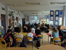 Kadr z filmu „Nobel dla ONZ” przedstawiający jednego z polskich laureatów Nagrody Nobla w dziedzinie literatury – Czesława Miłosza. 