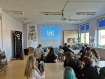Kadr z filmu „Nobel dla ONZ” przedstawiający laureatów związanych z Organizacją Narodów Zjednoczonych. 