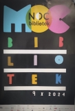 Plakat reklamujący wydarzenie Noc Bibliotek. Na czarnym tle kolorowe litery tworzą napis Moc Bibliotek.