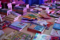 Ekspozycja w bibliotece nowo zakupionych książek dla dzieci i młodzieży.