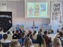 w czytelni biblioteki uczniowie oglądają prezentację na temat nowości zakupionych do biblioteki szkolnej w ramach Narodowego Programu Rozwoju Czytelnictwa 2.0.