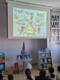 na ekranie czytelni biblioteki widać okładki nowo zakupionych książek.