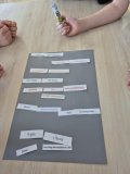 karta z częściowo wykonanym zadaniem – ułożonymi z rozsypanki tytułami książek.