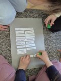  kartka z częściowo wykonanym zadaniem – ułożonym nowymi tytułami książek.
